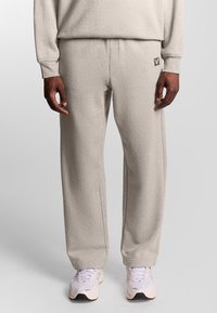 Pantaloni sportivi grigi chiari realizzati in tessuto morbido, con una vita elasticizzata e una discreta etichetta del logo, dal fit morbido e design a gamba dritta.