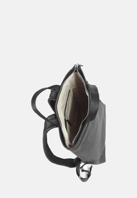 Svart toteväska med dragkedja, med en beige-fodrad insida och en intern dragkedjeficka. Platta handtag och en minimalistisk design.