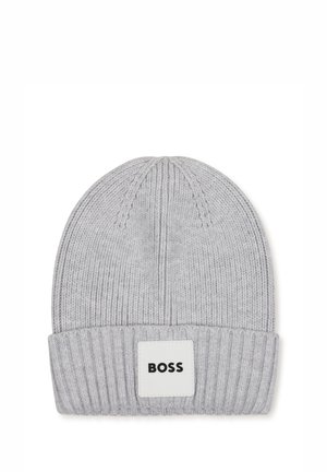 Bonnet en tricot côtelé gris clair avec un revers plié et un patch carré blanc portant l'inscription "BOSS" au centre devant.
