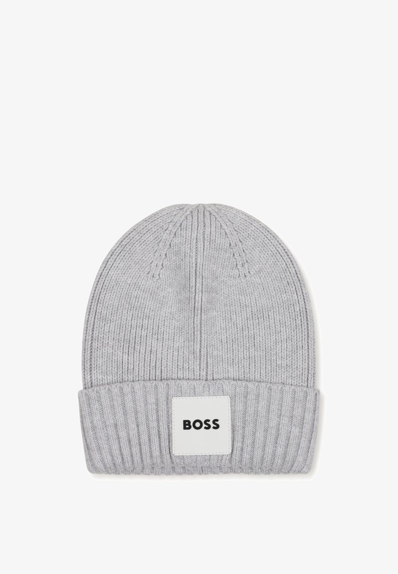 Bonnet en tricot côtelé gris clair avec un revers plié et un patch carré blanc portant l'inscription "BOSS" au centre devant.