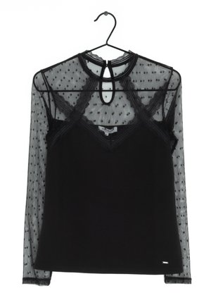 Schwarzes Langarmshirt mit transparenten Ärmeln und oberen Brustbereich aus gepunktetem Mesh, Spitzenbesatz am Ausschnitt, aufgehängt an einem schwarzen Bügel.