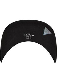Cappellino nero curvo con tessuto testurizzato, dotato del logo bianco "CAYLER & SONS" e di un accento olografico triangolare sul lato.