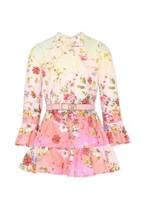 Robe fleurie à manches longues avec dégradé rose pastel, pêche et jaune, ourlet et poignets volantés, grand nœud au col et ceinture rose avec boucle dorée.