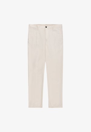 Pantalones beige de pierna recta con bolsillos delanteros, trabillas para cinturón y cierre con un botón negro en la cintura.
