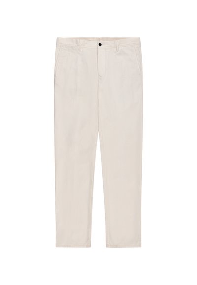 Pantalones beige de pierna recta con bolsillos delanteros, trabillas para cinturón y cierre con un botón negro en la cintura.