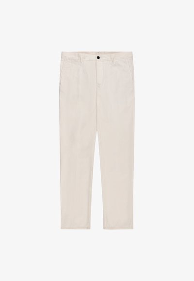 Pantalones beige de pierna recta con bolsillos delanteros, trabillas para cinturón y cierre con un botón negro en la cintura.
