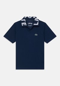 Polo marin en coton, avec un col à motifs contrastés portant l'inscription "LACOSTE" et un petit logo de crocodile vert sur la poitrine.