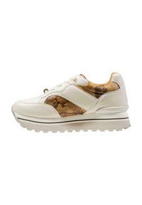 Sneaker bianco con finitura lucida, dotato di un inserto marrone con un motivo che ricorda una mappa, lacci rotondi e una suola spessa e testurizzata. Accenti dorati visibili.