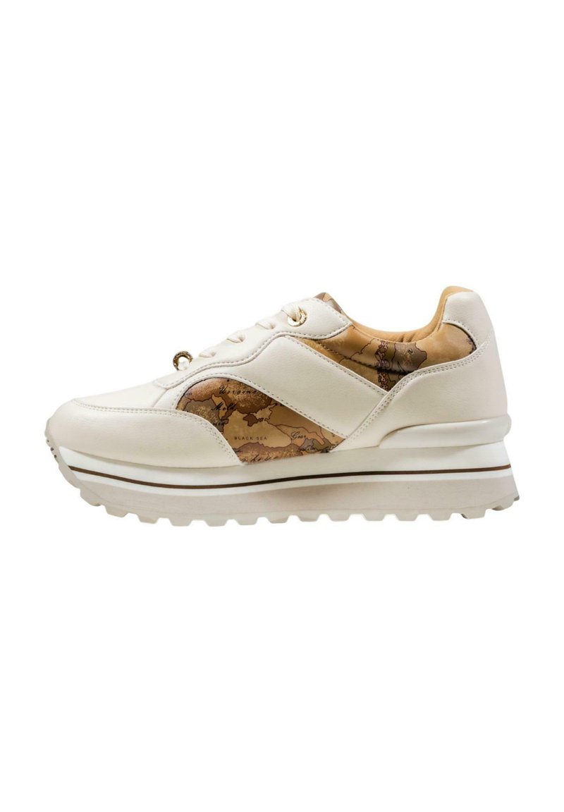 Sneaker bianco con finitura lucida, dotato di un inserto marrone con un motivo che ricorda una mappa, lacci rotondi e una suola spessa e testurizzata. Accenti dorati visibili.
