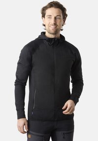 Czarny hoodie na zamek błyskawiczny z teksturowanymi ramionami i kapturem, z pełnym zamkiem błyskawicznym oraz bocznymi kieszeniami, wykonany z miękkiego, elastycznego materiału.