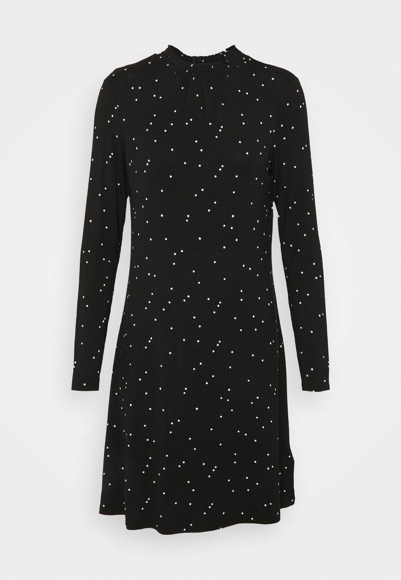 Czarna sukienka z długim rękawem i drapowanym dekoltem, zdobiona rozrzuconymi białymi kropkami w różnych rozmiarach, lekko rozszerzana w kształcie litery A.