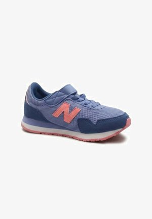 Scarpa da ginnastica per bambini blu e rosa con dettagli in mesh e suede, cinturino in velcro, lacci e suola con texture, mostrata di profilo su sfondo bianco.