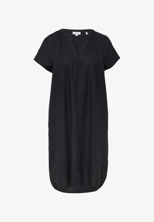 Czarna sukienka z lekkiego materiału, z krótkimi rękawami, dekoltem w kształcie V i luźnym krojem, z zaokrąglonym dołem i bez widocznych wzorów.