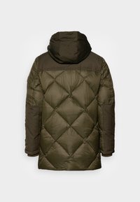 Chaqueta acolchada en verde oliva oscuro con un patrón acolchado en forma de diamante, que cuenta con capucha y tela en contraste en hombros y mangas.