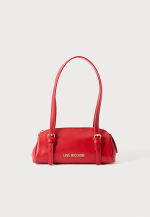 Sac à main rectangulaire rouge Love Moschino avec deux longues bandoulières et détails de boucle en or sur un fond clair.