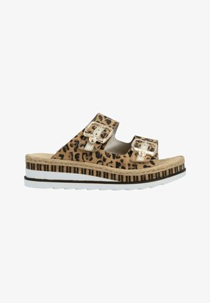 Sandale à plateforme avec brides à imprimé léopard, deux grandes boucles dorées, bordure en corde tressée et semelle en caoutchouc blanche avec une bande noire.