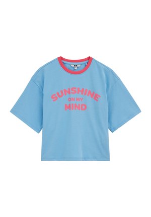 T-shirt azzurro chiaro a maniche corte con colletto rosso e testo rosso "SUNSHINE ON MY MIND" centrato sul davanti.