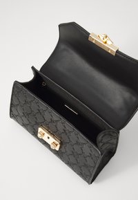 Borsa a tracolla in pelle nera con motivo embossato, hardware color oro, chiusura magnetica e interno diviso che presenta una tasca con zip.