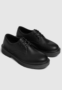 derbies pull and bear