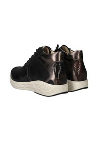 Zwarte suède en metallic bronzen hoge sneakers hebben een structuur achterpaneel, een witte rubberen zool en zwarte veters.