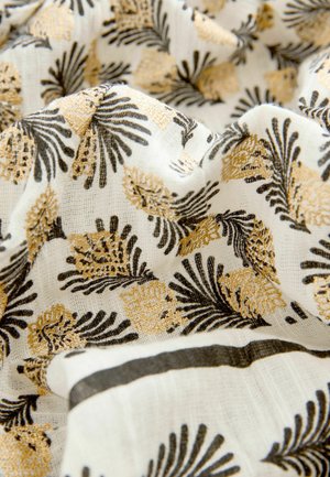 Tejido ligero con estampado botánico en dorado y negro. Tiene un fondo blanco y una textura delicada. Patrones de hojas distintivos en toda su superficie.