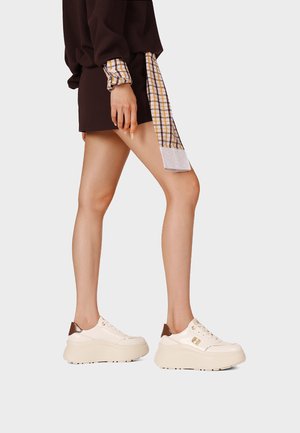 Queen Helena, X35-19 - Sneakers basse - beige