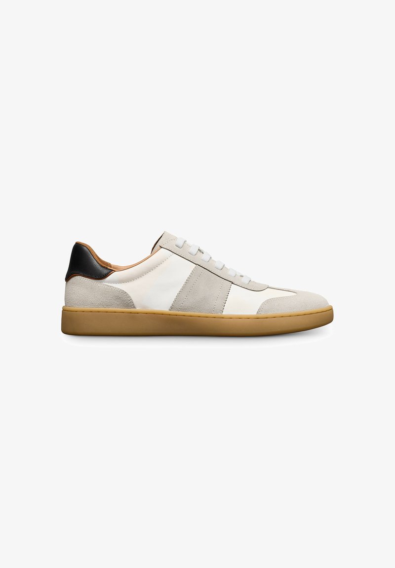 Sneakers gemaakt van lichtgrijs suede en leer met witte accenten. Heeft een tan rubberen zool en een zwarte hielafwerking. Met vetersluiting.