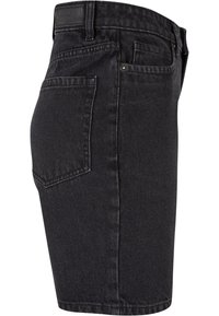 Shorts en denim noir avec une texture lisse, dotés de poches arrière plates, d'une fermeture éclair et d'un patch en cuir de marque sur la taille.