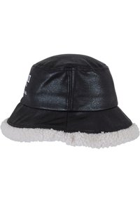 Sort faux læder bøttehat med en blød hvid fleecekant, der har en rund top og en flad, bred skygge, ideel til casual brug.