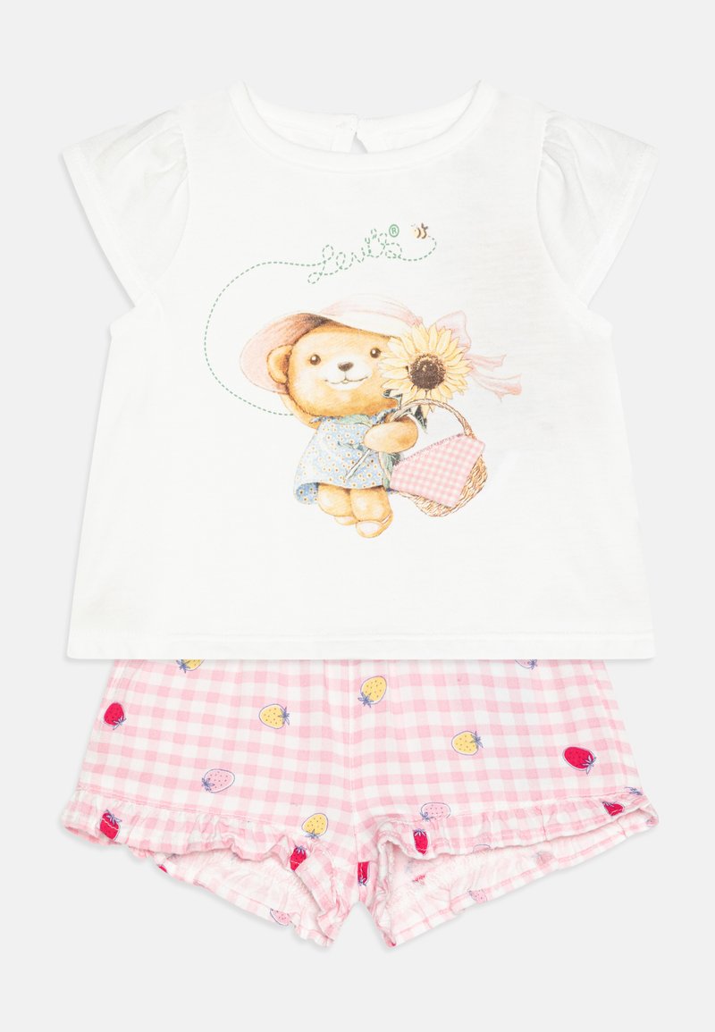 Bijela majica s ilustracijom medvjeda, suncokreta i ružičaste kape. Ružičaste kratke hlače od ginghama s uzorcima voća i detaljima volana.