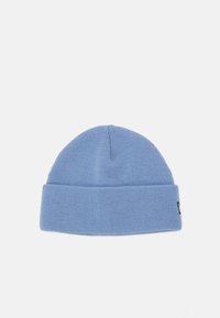 Μπλε πλεκτό σκουφί με ριμπ μανσέτα, που διαθέτει μαλακή υφή και μια μικρή μαύρη λογότυπο στη πλευρά.