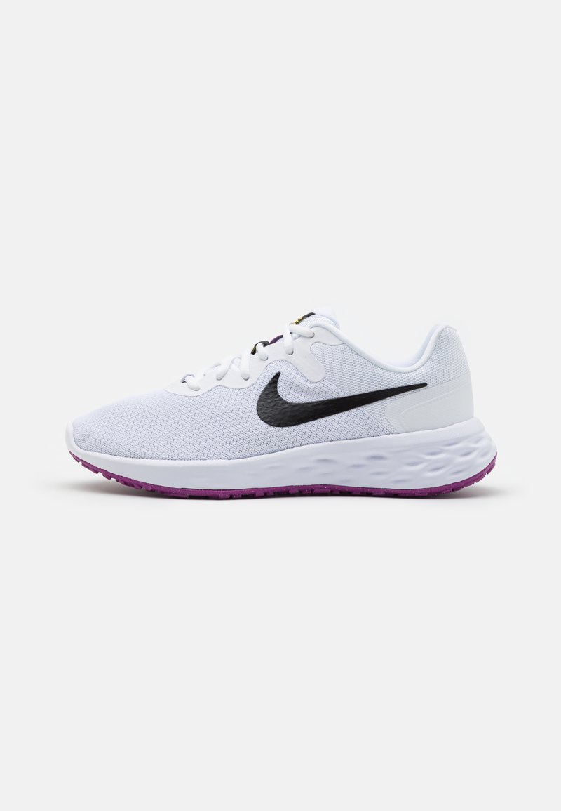 Scarpa atletica bianca con tomaia in mesh, logo Swoosh nero, collo imbottito e suola viola. Presenta lacci e un design leggero.