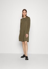 Repeat DRESS MERINO - Vestido de malha - olive