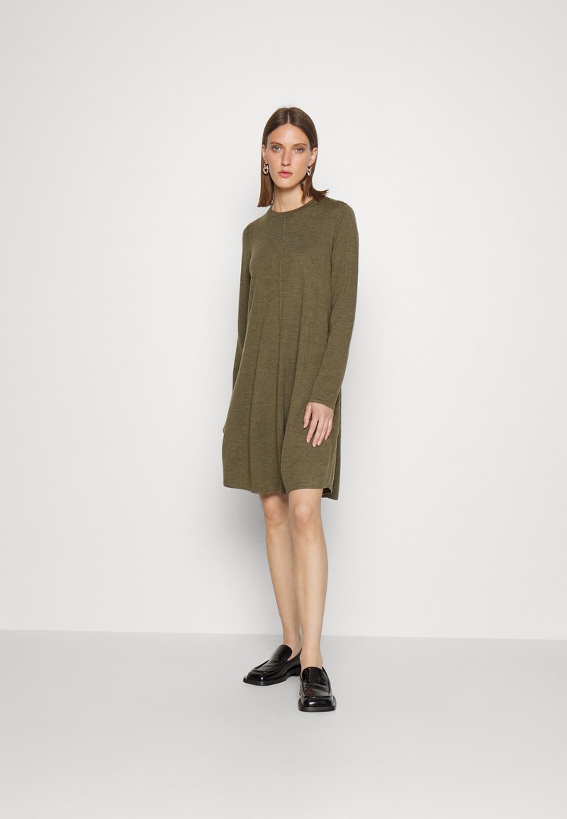 Repeat DRESS MERINO - Vestido de malha - olive
