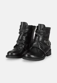Botas de piel negras hasta el tobillo con un diseño de caídas, doble hebilla y correas texturizadas. Incluyen cremallera lateral y un tacón plano resistente.