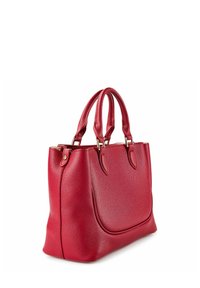 Sac fourre-tout en cuir rouge à surface texturée, doté de doubles poignées et de ferrures dorées. Présente une forme lisse et arrondie ainsi qu'un détail d'accent latéral.