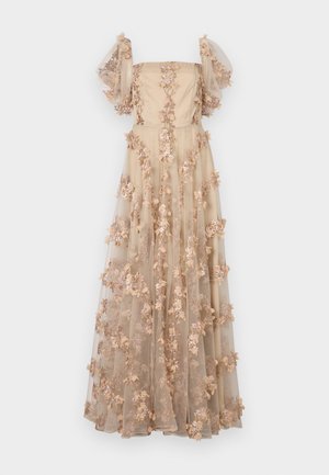 Langes, trägerloses Kleid aus beigem Seide mit durchsichtigen Tüllärmeln, verziert mit bestickten Blumenapplikationen in Rosa- und Cremetönen.