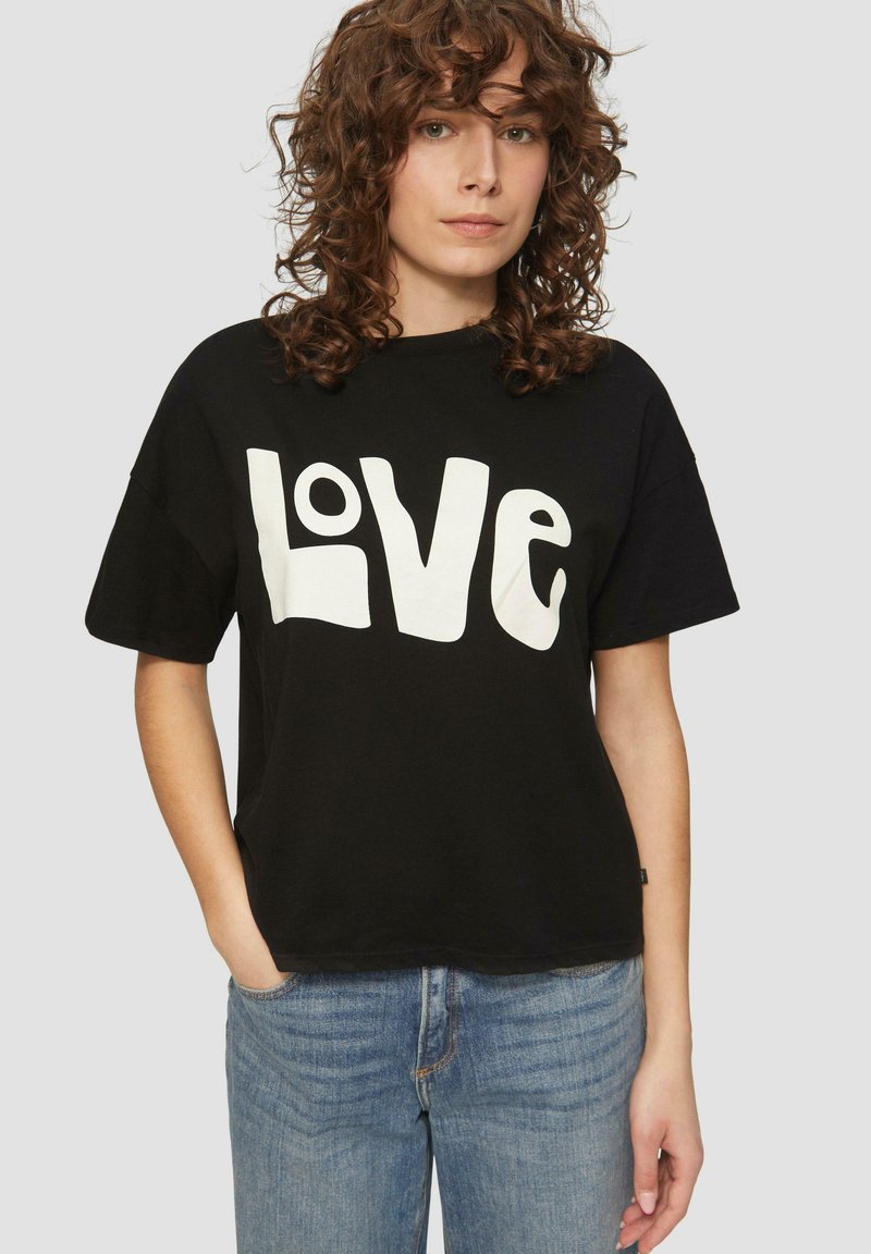Czarny bawełniany T-shirt o luźnym kroju z dużym białym napisem "LOVE". Krótkie rękawy, okrągły dekolt i swobodny styl.