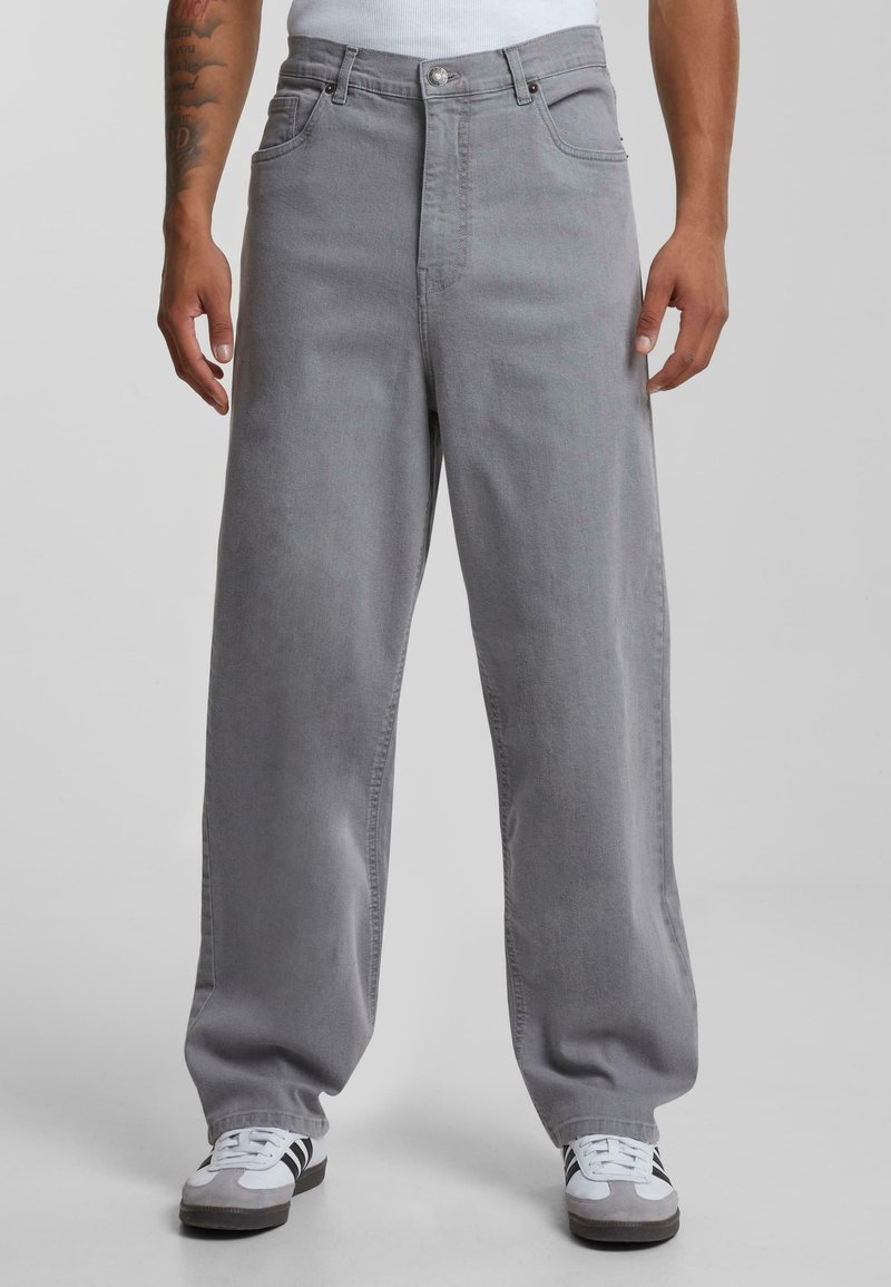 Gray wide-leg jeans made of denim, featuring front pockets, a button and zipper closure, and a clean, minimal design.
