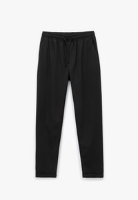 Schwarze Sporthosen aus glattem Stoff. Mit einem elastischen Bund mit Kordelzug, seitlichen Taschen und einem schmal zulaufenden Bein.