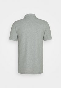 Polo gris à manches courtes montré de dos avec un col et sans logos ni motifs visibles.