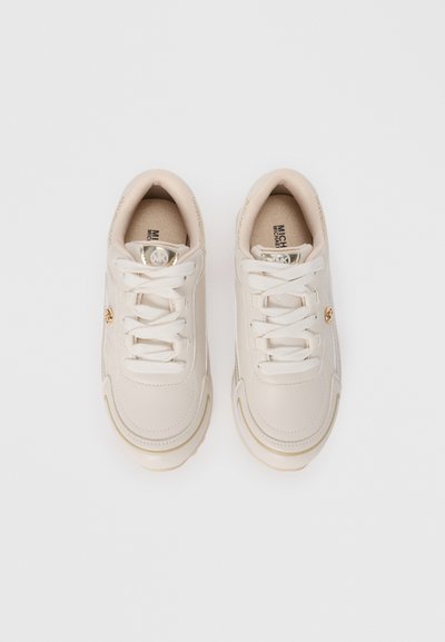 Baskets en cuir beige avec des lacets blancs, bout arrondi et accents dorés subtils. Présentent une surface texturée et un intérieur rembourré.