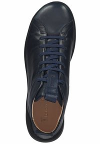 Chaussure en cuir bleu marine à bout rond, dotée d'un système de laçage et d'un col rembourré. L'intérieur présente une semelle intérieure marron avec un logo.