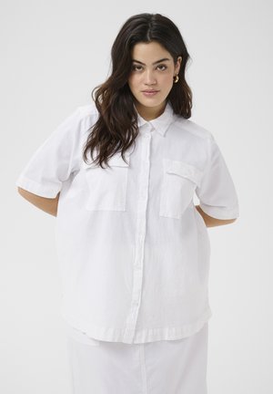 Chemise blanche à manches courtes, à boutons, en tissu texturé, dotée de deux poches sur la poitrine et d'une coupe décontractée.