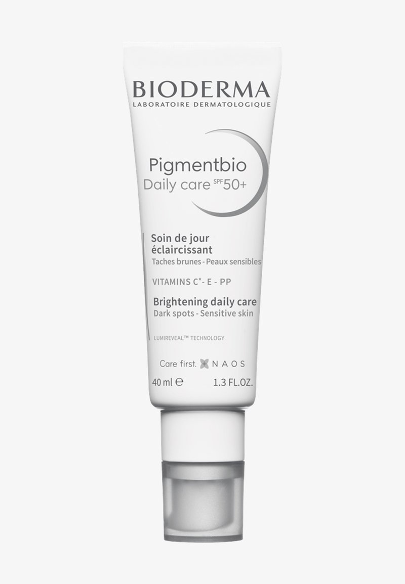 Crema iluminadora Bioderma Pigmentbio Daily Care SPF 50+ para manchas oscuras en piel sensible, tubo de 40 ml con dosificador de bomba.