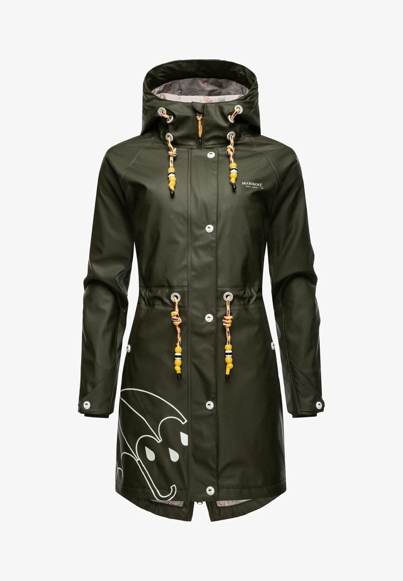 Pelerină de ploaie verde, impermeabilă, dotată cu o glugă cu șnur, accente decorative cu mărgele, nasturi cu prindere tip snap și un design cu umbrelă albă pe partea din față inferioară.