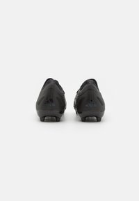 Zwarte sport schoenen met een slank ontwerp, voorzien van textuur op de bovenkant en een gestepte zool voor grip. Achteraanzicht toont de contouren en materiaaldetails.