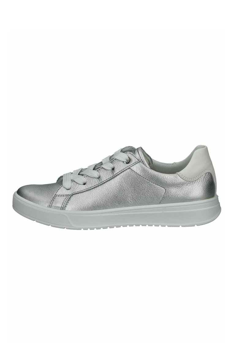 Sneaker in pelle argento con finitura testurizzata, punta rotonda, lacci sul davanti e suola ammortizzata. Presenta un accento sul tallone grigio chiaro.