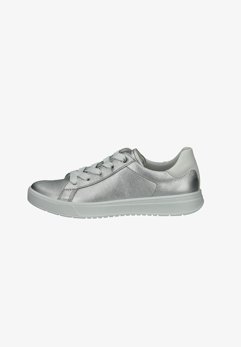 Sneaker in pelle argento con finitura testurizzata, punta rotonda, lacci sul davanti e suola ammortizzata. Presenta un accento sul tallone grigio chiaro.