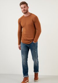Buratti REGULAR FIT - Pulover - snuff